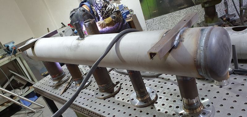 Edelstahl-Verteiler mit Flanschstutzen auf dem Schweißtisch